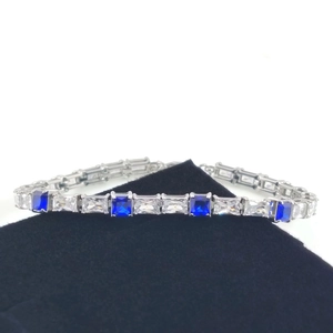 Bracelet tennis en argent avec zircons bleus et blancs sur un fond de velours noir