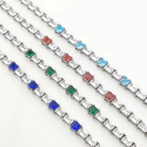 Mise en page de bracelets tennis colorés avec zircons carrés en quatre teintes éclatantes