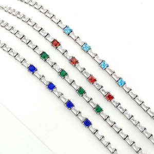 Bracelet tennis avec cristaux carrés multicolores et zircons sertis en métal argenté
