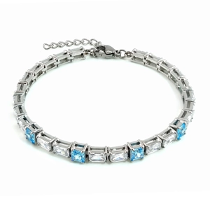 Détail d'un bracelet de tennis argenté serti de zircons rectangulaires bleus