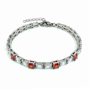 Détail du bracelet tennis en argent avec zircons rouges et blancs et fermoir