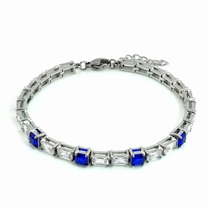 Gros plan du bracelet tennis en zircon bleu et blanc avec fermoir mousqueton et chaîne