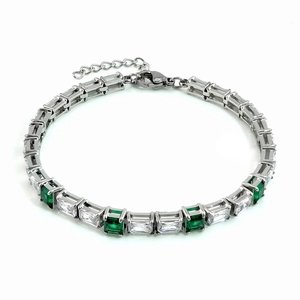 Détail du bracelet tennis argenté avec zircons rectangulaires vert émeraude et blancs