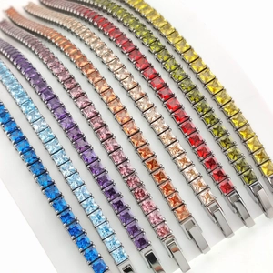 Regenbogen-Tennisarmband mit farbigen Zirkonia im Quadratschliff auf silberner Metallkette