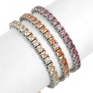 Details von drei bunten Zirkonia-Tennisarmbändern auf einem weißen Display-Ständer