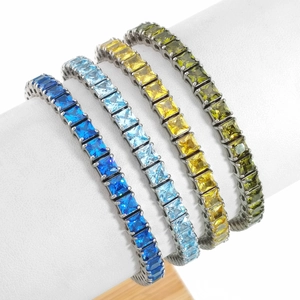 Detail von vier Tennisarmbändern mit blauen, gelben und grünen Zirkonia-Steinen