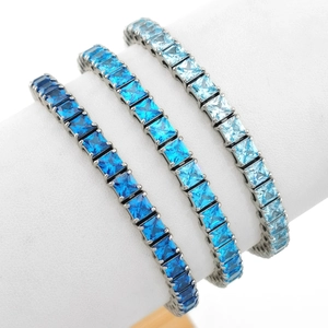 Drei blaue Tennisarmbänder mit quadratischen Zirkonia-Steinen auf silbernem Sockel