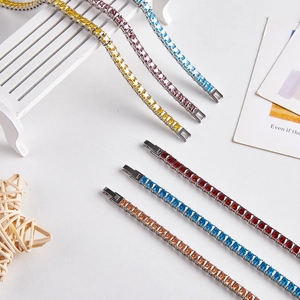 Detaillierte Nahaufnahme von bunten Zirkonia-Tennisarmbändern in verschiedenen lebendigen Farben