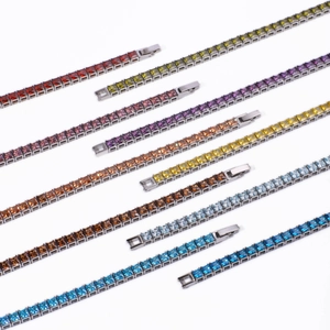 Farbenfrohes Tennisarmband mit quadratischen Zirkonia-Steinen und Silberverschluss