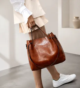 Bolso tote vintage de cuero sintético marrón con remaches en un conjunto casual de diario