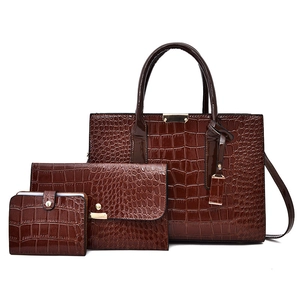 Ensemble sac à main marron à motif crocodile avec pochette et portefeuille assortis