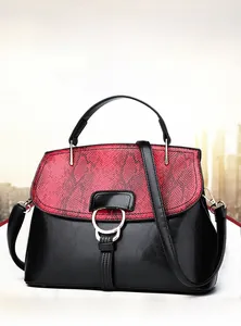 Détail d'un sac à main élégant à motif serpent noir et rouge avec boucle en anneau doré chic
