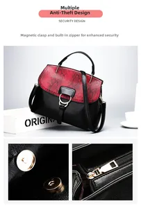 Détail du rabat motif serpent rouge et fermoir doré sur le sac bandoulière noir
