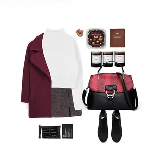 Mise à plat d'un manteau bordeaux, jupe à carreaux grise et sac à main en peau de serpent