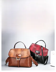 Détail de l'embossage serpent et de la boucle en métal sur le sac à main en cuir