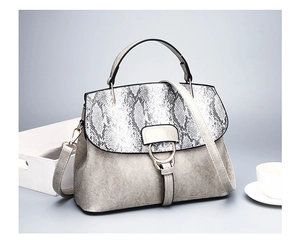 Vue détaillée du sac à main gris motif serpent avec boucle anneau et bandoulière