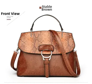 Vue frontale d'un sac à main marron à motif serpent avec boucle argentée et poignée