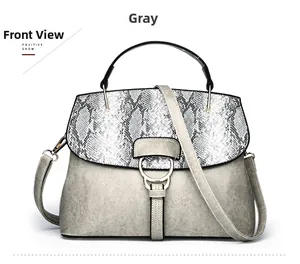 Détail du sac à main gris avec rabat texture serpent et finition en cuir PU vintage