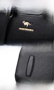 Nahaufnahme der schwarzen Litschi-Lederstruktur und des goldenen Känguru-Logos