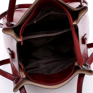 Bolso de mano granate de gran capacidad con estructura interna de varios bolsillos