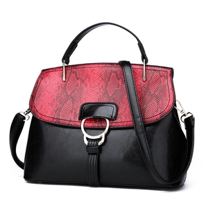Sac à main en similicuir à motif serpent noir et rouge avec boucle dorée ronde