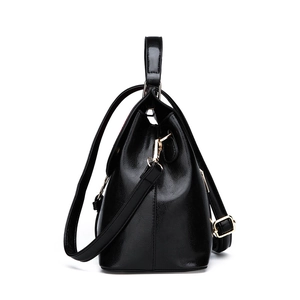 Sac à main noir à motif serpent avec ferrures dorées et profil latéral triangulaire