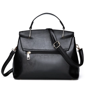 Sac à main noir classique avec motif serpent et finitions métalliques dorées