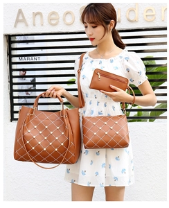 Ensemble de sacs seaux en cuir marron avec surpiqûres losanges et détails en perles