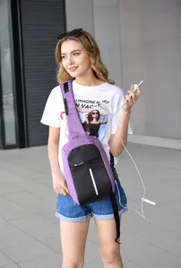 Detalle del bolso bandolera morado con puerto USB y tira reflectante blanca de seguridad