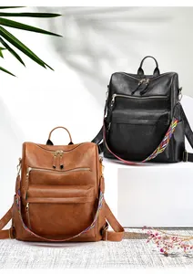 Dettaglio dello zaino vintage in similpelle con tracolla decorativa in tessuto geometrico