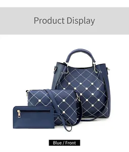 Ensemble de trois sacs en cuir bleu matelassé avec clous perles et détails dorés