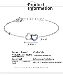Detalle de corazones entrelazados con circonitas azules en pulsera de acero de titanio 316L