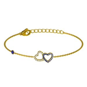 Detalle macro de pulsera dorada con dijes de corazones entrelazados azul y blanco