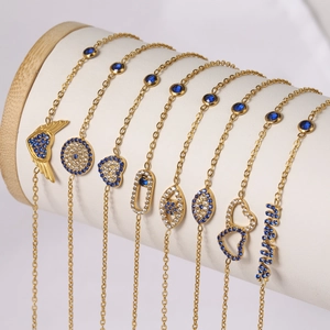 Set de ocho pulseras de acero inoxidable dorado con corazones y cristales en soporte