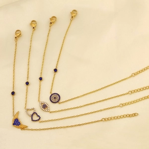 Detalle del juego de cuatro pulseras doradas con corazones de circonia azul y ojo turco