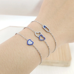 Detalle de pulseras de corazones entrelazados con cristales azules y blancos