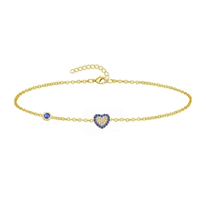 Detalle de la pulsera de corazón dorado con cristales azules, cierre y cadena ajustable