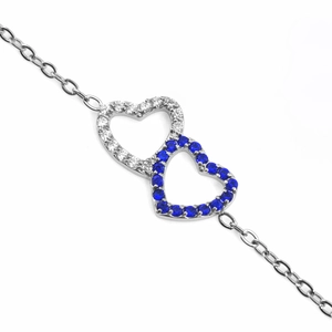 Detalle de pulsera de corazones entrelazados con circonitas blancas y azules
