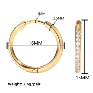 Detail van 16mm gouden titanium stalen oorringen met zirkonia inleg en afmetingen