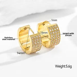Detail van 15mm gouden roestvrijstalen oorringen met gezette zirkonia steentjes