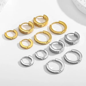 Details van goud- en zilverkleurige titanium stalen huggie oorbellen met zirkoon in diverse maten
