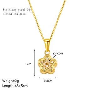 Dettaglio della collana a fiore placcata oro 18k con pietre di zircone scintillanti