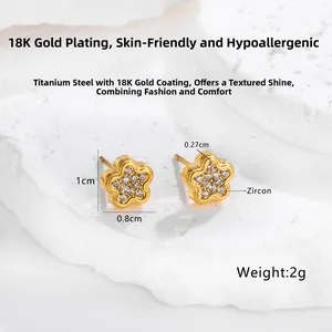 Dettagli macro di orecchini a lobo a fiore in acciaio al titanio placcato oro 18K con zircone