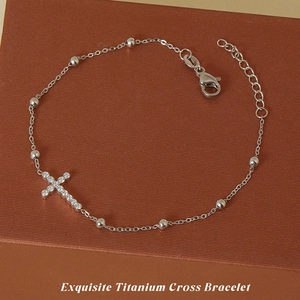 Bracelet croix exquis en acier titane avec zircons étincelants et finition argent polie