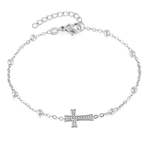 Détail d'un bracelet en acier titane argenté avec perles et breloque croix cristal