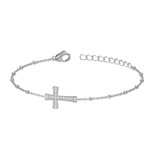 Détail d'un bracelet croix en titane argenté serti de zircons et chaîne à boules fines
