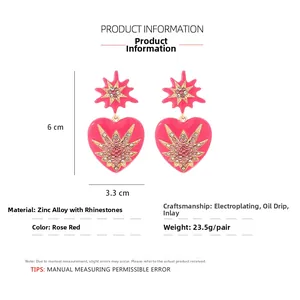 Détail de boucles d'oreilles cœur émail fuchsia avec strass et dimensions 6cm x 3,3cm