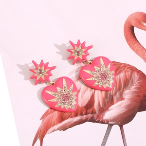 Boucles d'oreilles cœur rose en émail avec étoile dorée et cristaux dégradés, vue 45°
