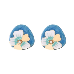 Boucles d'oreilles fleurs en émail bleu roi avec perles et détails dorés