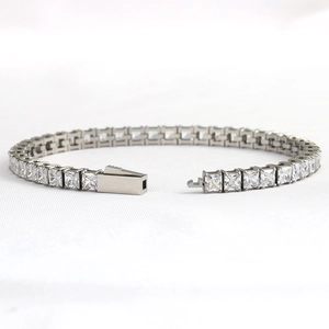 Bracciale tennis color argento con zirconi quadrati e chiusura a pressione su tessuto